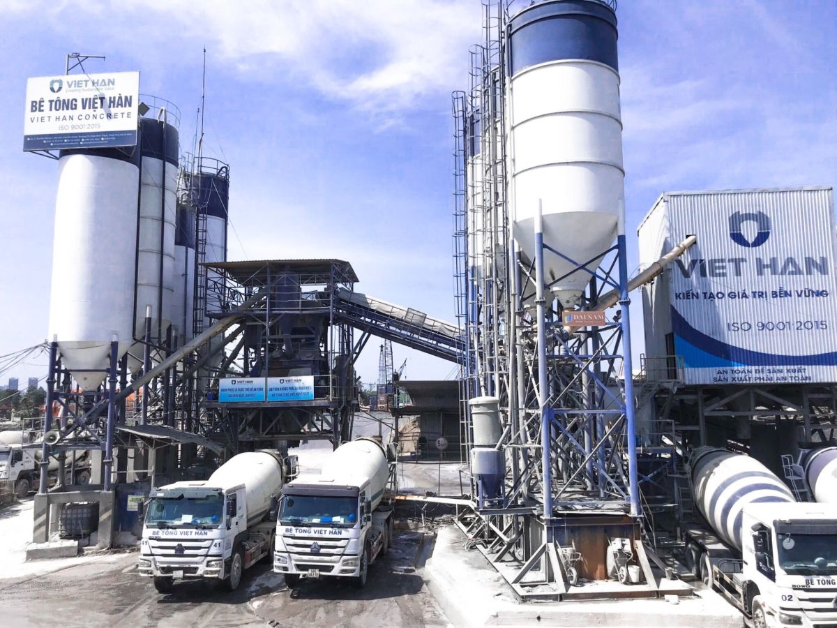 Trạm trộn bê tông Việt Hàn Rạch Chiếc với các xe bồn mang logo công ty