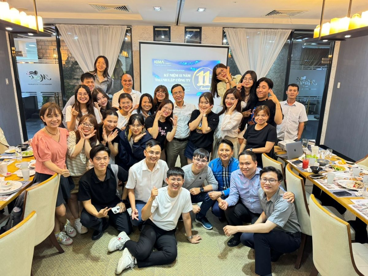 Tập thể nhân viên Công ty Tư vấn và Kiểm toán ICMA chụp ảnh kỷ niệm 11 năm thành lập