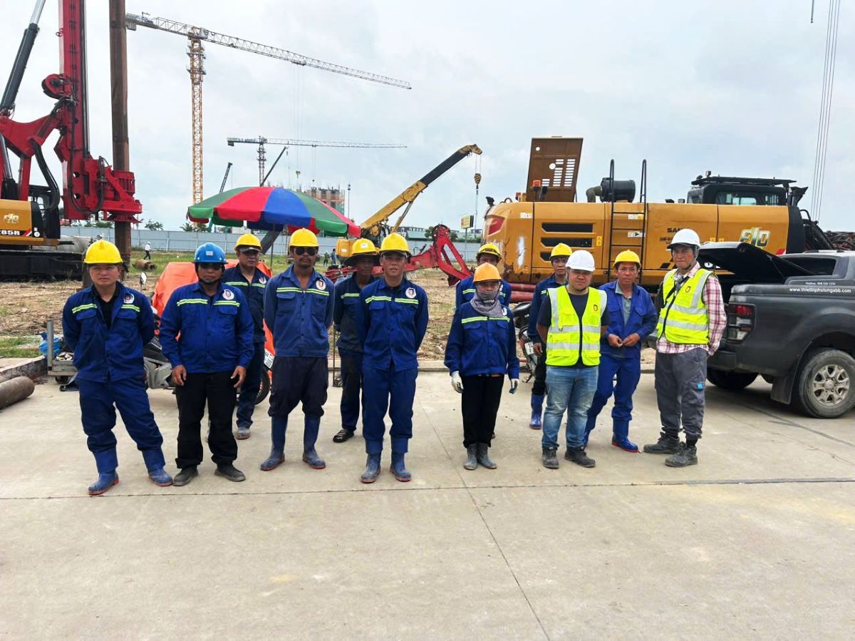 Đội công nhân Xây dựng Lê Thy mặc đồng phục tại công trường thi công cọc khoan nhồi