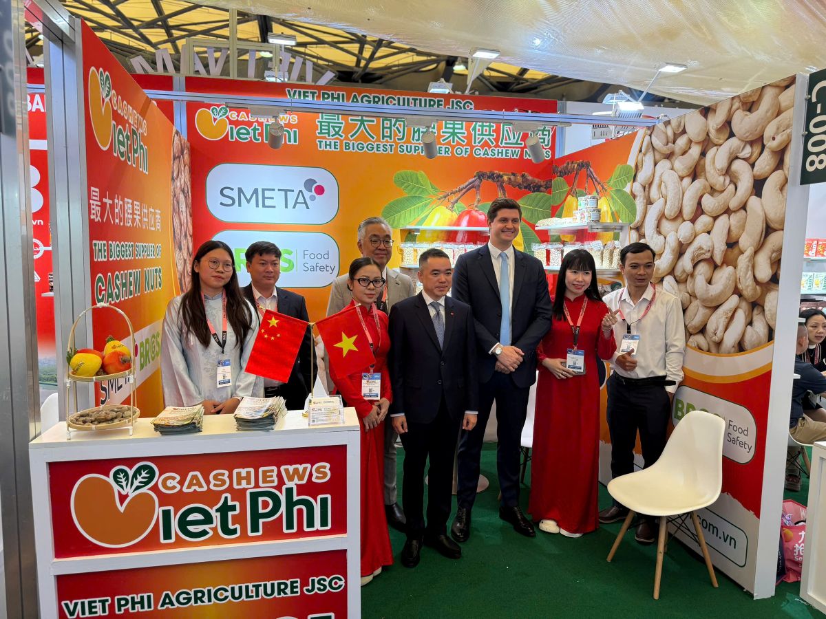 Đội ngũ Việt Phi tại gian hàng hạt điều Viet Phi Cashews ở hội chợ SIAL Shanghai 2026