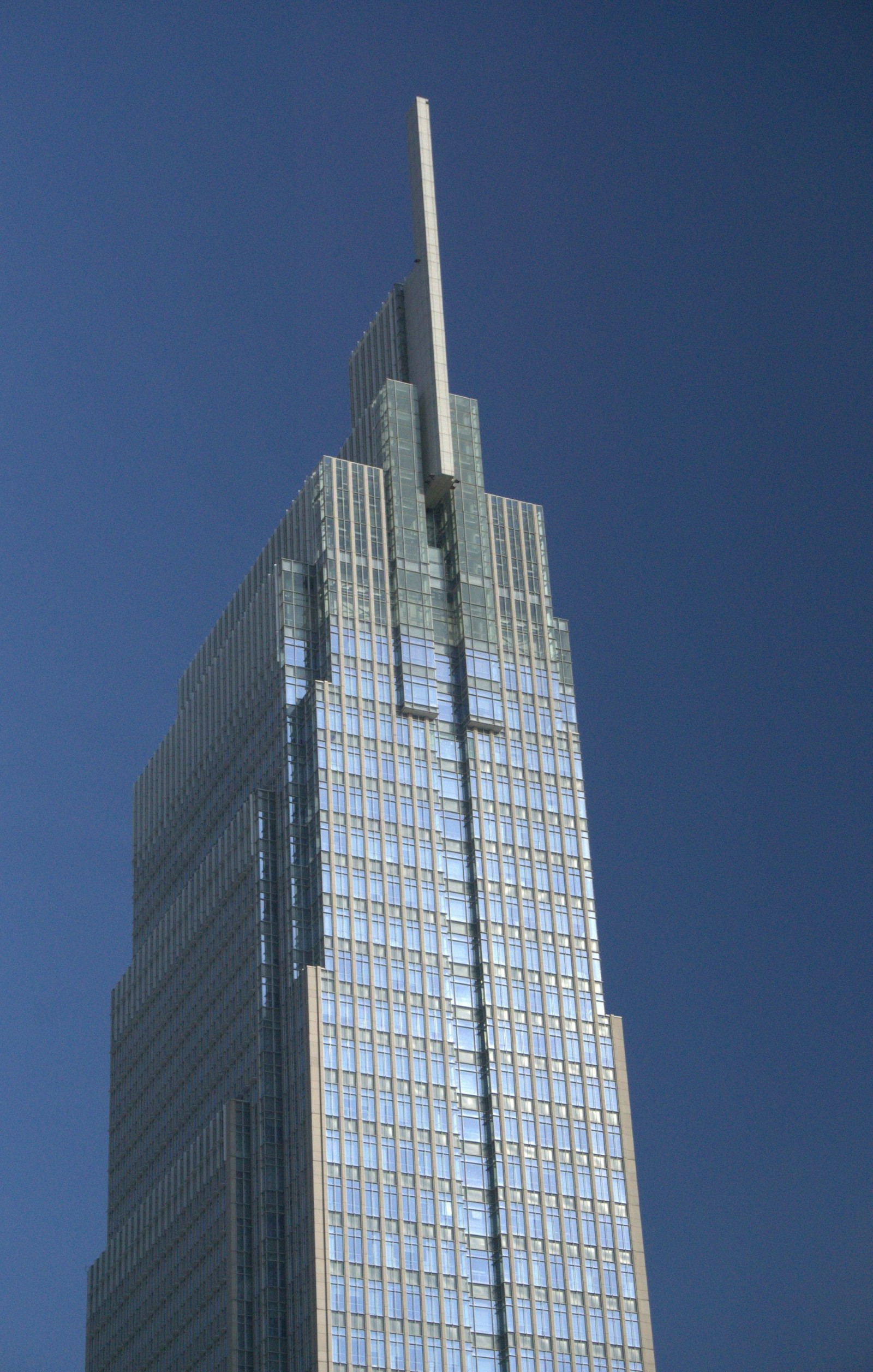 Tòa Vietcombank Tower ở Quận 1, TP.HCM nhìn từ dưới lên