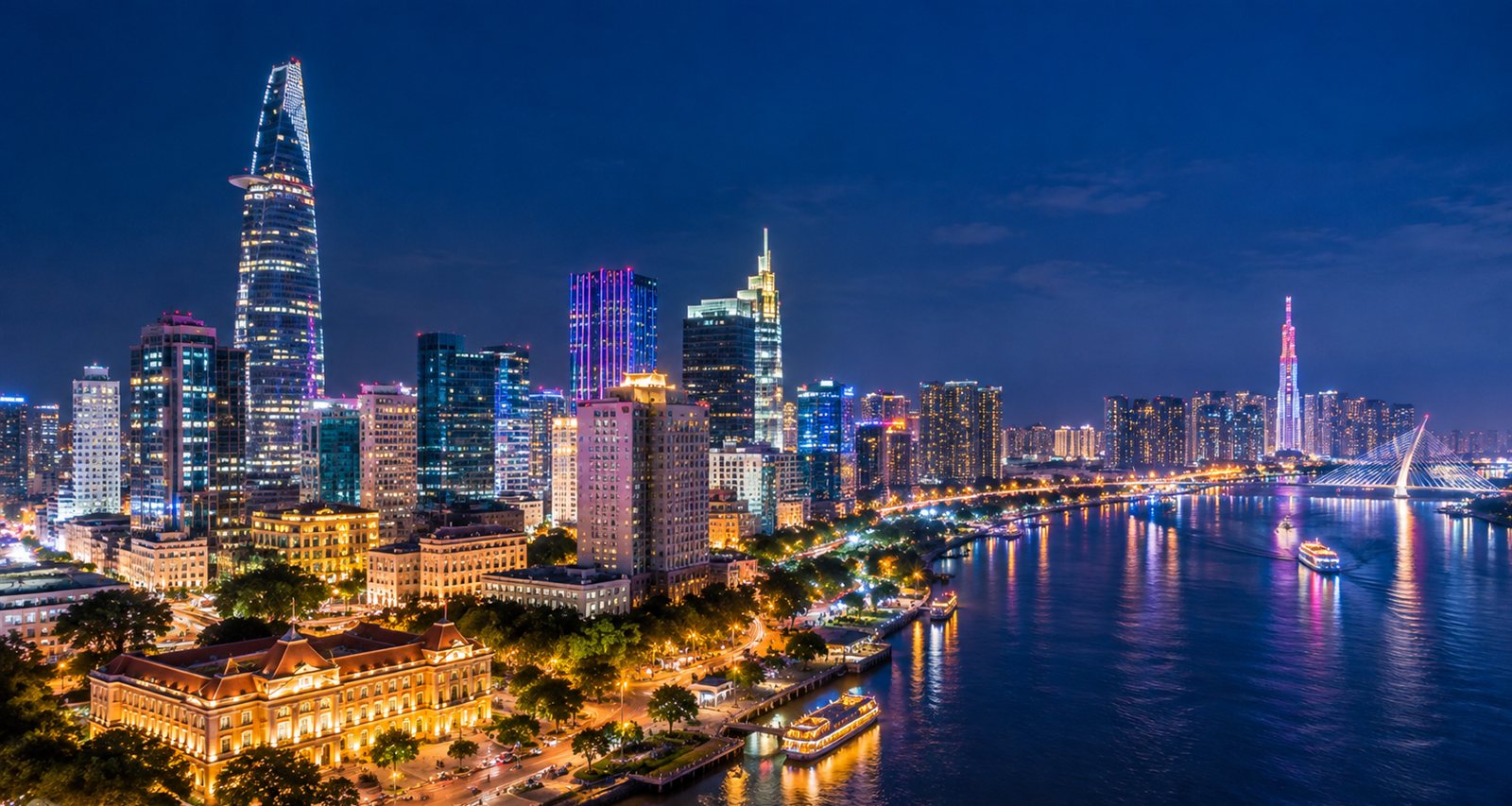 Trung tâm TPHCM và sông Sài Gòn lúc lên đèn